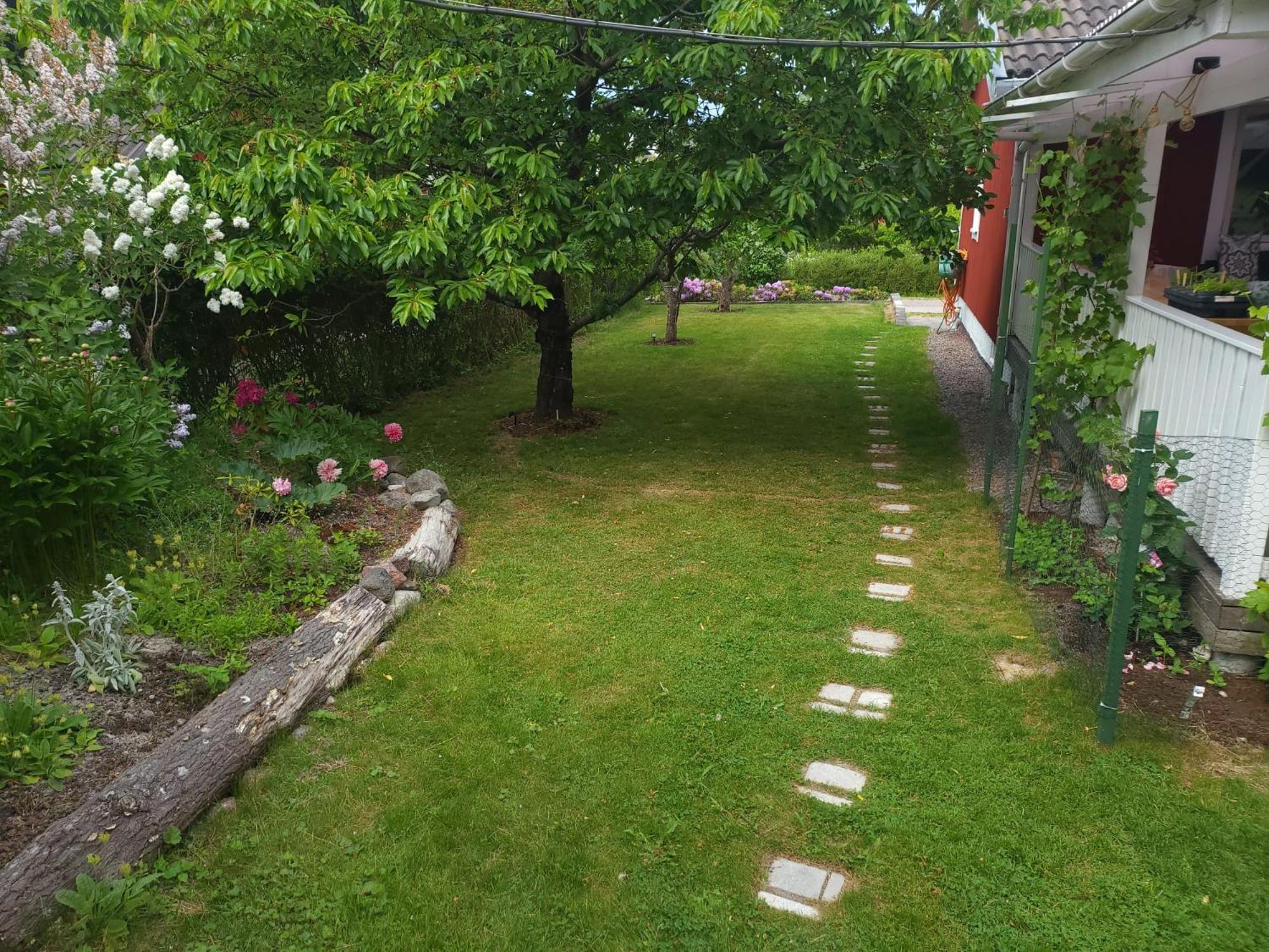 Villa Lilla Huset Med Stor Traedgardstomt Naera Golf Och Hav Trosa Esterno foto